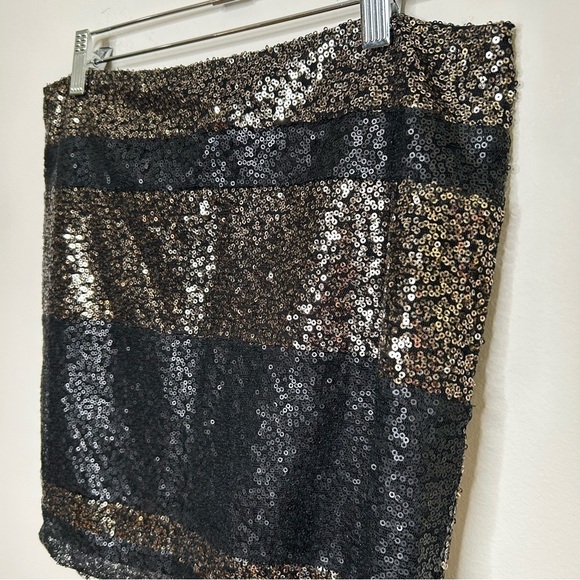 Lucca Couture High Waist Sequin Mini Skirt Black & Gold Stripe Size Medium - Picture 6 of 7